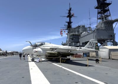 Voyage exclusif entre amis en Californie : Avion d'attaque « A-6 Intruder » de l'US Marines exposé sur le pont d'envol de l'USS Midway (San Diego).