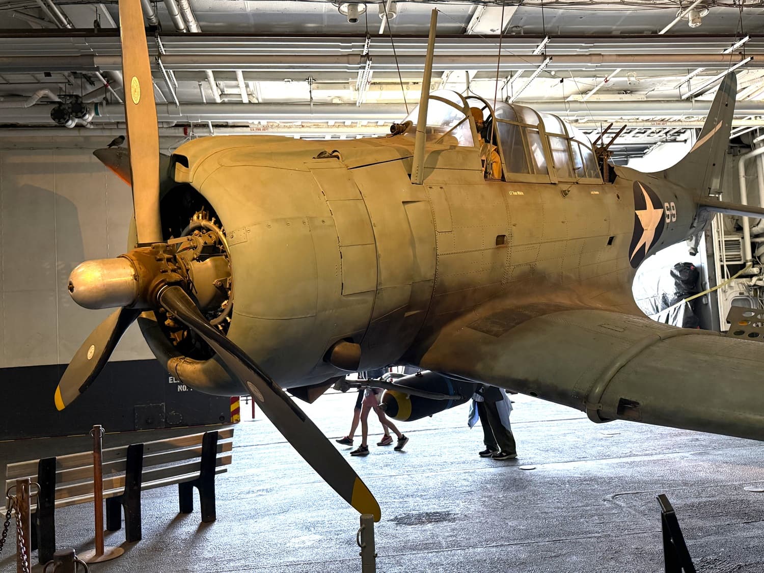 Learning-trip en Californie : Douglas SBD Dauntless de la Seconde Guerre mondiale, exposé dans le hangar du porte-avions musée USS Midway à San Diego.