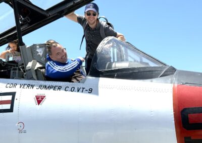 Séminaire à Los Angeles : Visiteurs posant dans le cockpit ouvert d'un avion d'entraînement « T-2 Buckeye » marqué « CDR Vern Jumper C.O. VT-9 » (San Diego).