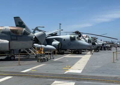 Voyage culturel sur mesure à Los Angeles : Rangée d'avions et d'hélicoptères militaires exposés sur le pont d'envol de l'USS Midway (San Diego).