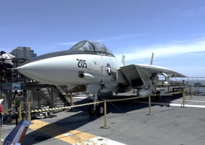 Voyage Incentive à Los Angeles : Chasseur « F-14 Tomcat » aux ailes à géométrie variable, exposé sur le pont d'envol de l'USS Midway (San Diego).