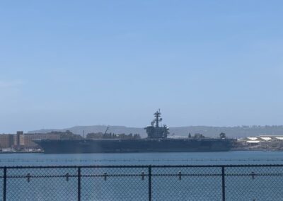 Visite hors des sentiers battus en Californie : Porte-avions nucléaire amarré dans la baie de San Diego (San Diego).
