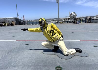 Voyage sur mesure en Californie : Statue grandeur nature d'un marin en combinaison jaune, casque et gants d'envol de l'USS Midway à San Diego.