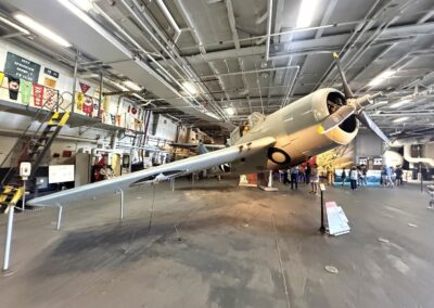 Séminaire à Los Angeles : Grumman F4F Wildcat de la Seconde Guerre mondiale, exposé dans le hangar du porte-avions musée USS Midway à San Diego.