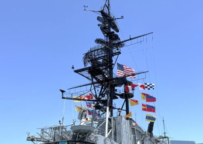 Learning-trip en Californie : mât d'îlot et les antennes radar de l'USS Midway (CV-41) avec ses radars, antennes et pavillons de signalisation (San Diego).