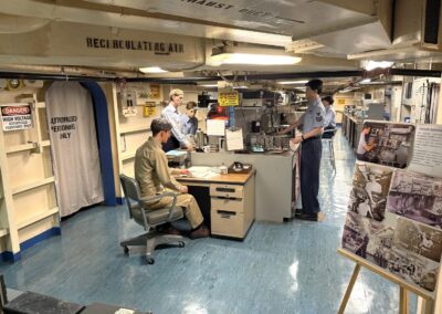 Voyage culturel sur mesure à Los Angeles : Poste de travail AIMD (« Aircraft Intermediate Maintenance Department ») avec bancs d'essai électroniques pour systèmes de communication, radars et contre-mesures - USS Midway / San Diego.