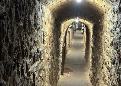 Voyage gastronomique en Auvergne : Visite hors des sentiers battus en Auvergne :Galerie voûtée en pierre d'une cave d'affinage traditionnelle de fromage en Auvergne.