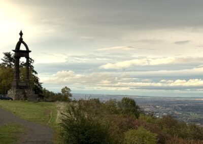 Séjour original en Auvergne : Vue panoramique sur la plaine d’Auvergne depuis le plateau de Gergovie.