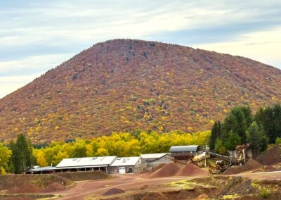 l’Auvergne autrement : Vue sur le site volcanique du Puy de Lemptégy en Auvergne.