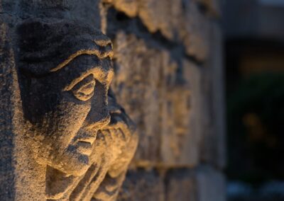 Séjour luxe familial en Bretagne : Détail d’une sculpture en pierre intégrée aux murs du Domaine de Rochevilaine, à la pointe de Pen Lan.