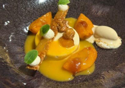 Séjour luxe familial en Bretagne : Poire confite au miel et jus de yuzu, brioche et glace carapace de homard (Domaine de Rochevilaine).