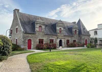Week-end gastronomique en Bretagne : Le Manoir Renaissance du domaine de Rochevilaine, en granit, avec ses lucarnes sculptées, ses menuiseries rouges et ses hortensias, dans le Morbihan.