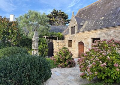 Escapade gastronomique entre amis en Bretagne : Le manoir des Cardinaux au domaine de Rochevilaine, avec sa lucarne de granit, son calvaire sculpté et ses hortensias roses (56 Billiers).