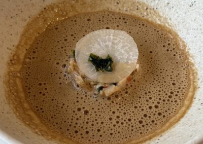 Visite hors des sentiers battus en Bretagne : Bisque crémeuse de homard dans le Menu Homard en cinq services (Domaine de Rochevilaine).