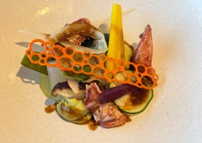 Week-end gastronomique en Bretagne : Épaules de homard, jeunes légumes, vinaigrette de homard (Domaine de Rochevilaine).