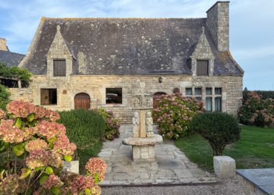 Visite hors des sentiers battus en Bretagne : Le manoir des Cardinaux, ancienne demeure en pierre avec lucarnes et calvaire, au domaine de Rochevilaine dans le Morbihan.